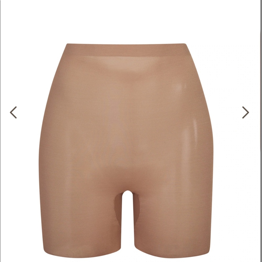 Sheer sculpt low back short SKIMS
